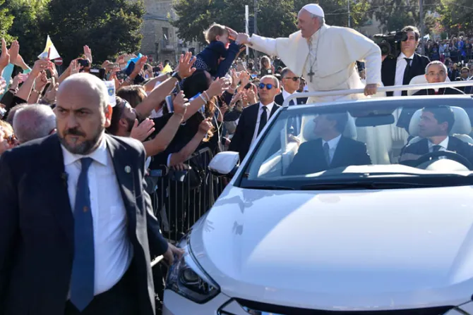 El Papa invita a llevar un pequeño Evangelio en el bolsillo y leerlo todos los días