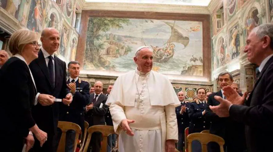 El Papa Francisco junto a las fuerzas del orden. Foto: Vatican Media?w=200&h=150