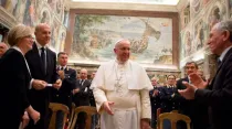 El Papa Francisco junto a las fuerzas del orden. Foto: Vatican Media