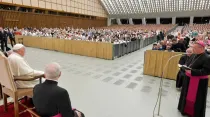 Papa Francisco durante el encuentro con los peregrinos de la Archidiócesis de Lodz (Polonia). Crédito: Vatican News. 