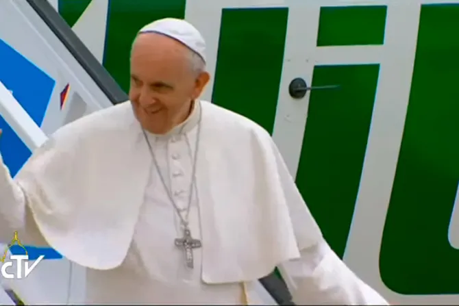 El Papa llegó a Portugal por los 100 años de las apariciones de la Virgen de Fátima