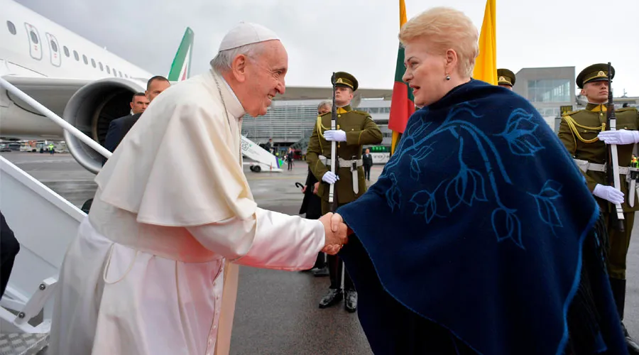 El Papa saluda a la Presidenta de Lituania. Foto: Vatican Media