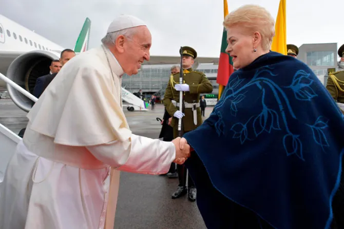 El Papa Francisco llegó a Lituania en su viaje apostólico por los países bálticos