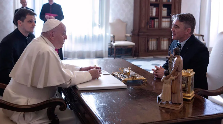 El Papa junto con el presidente bosnio. Foto: EWTN-ACI Prensa/M.G. Picciarella / Vatican Pool?w=200&h=150
