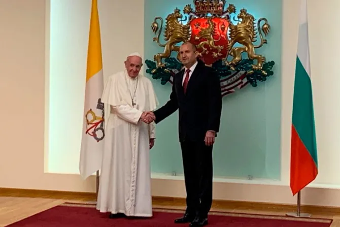 El Papa, recibido con honores de jefe de Estado por el Presidente de Bulgaria