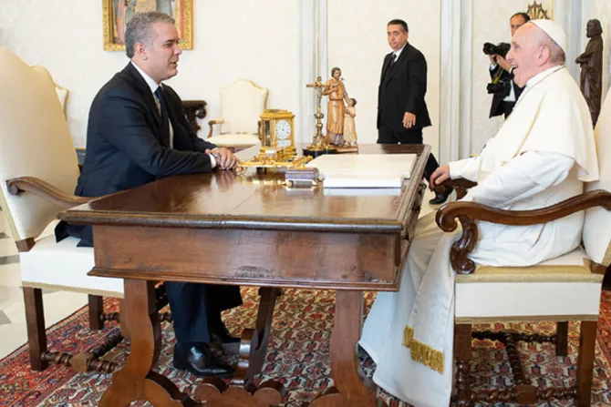 Papa Francisco recibe al presidente de Colombia en el Vaticano