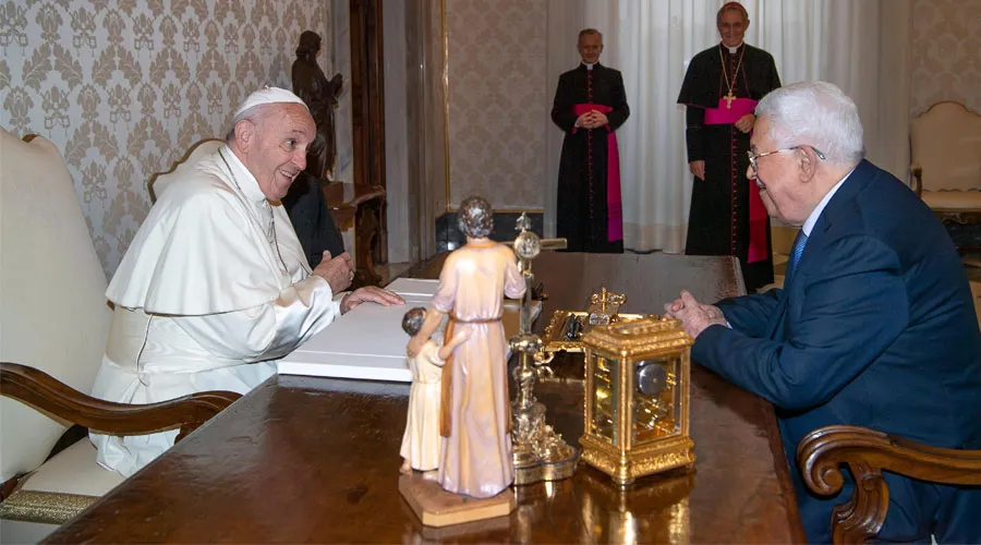 El Papa Francisco conversa con el Presidente palestino. Foto: Vatican Media?w=200&h=150