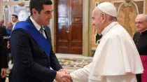 El Papa saluda a uno de los Presidentes de las provincias italianas. Foto: Vatican Media