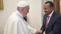 El Papa saluda al Primer Ministro de Etiopía. Foto: Vatican Media