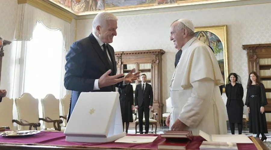 Papa Francisco junto a Duško Marković, Primer Ministro de Montenegro. Crédito: Vatican Media. ?w=200&h=150