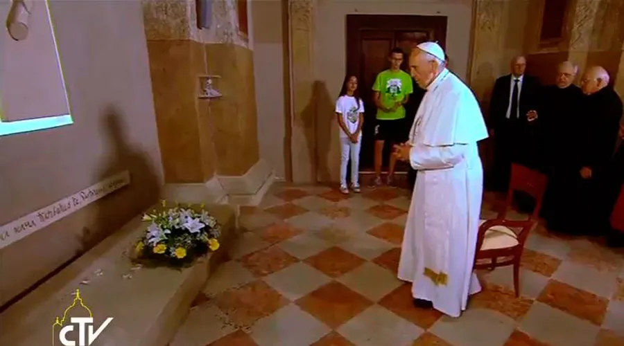 El Papa Francisco reza ante la tumba de don Primo Mazzolari. Foto: Captura Youtube