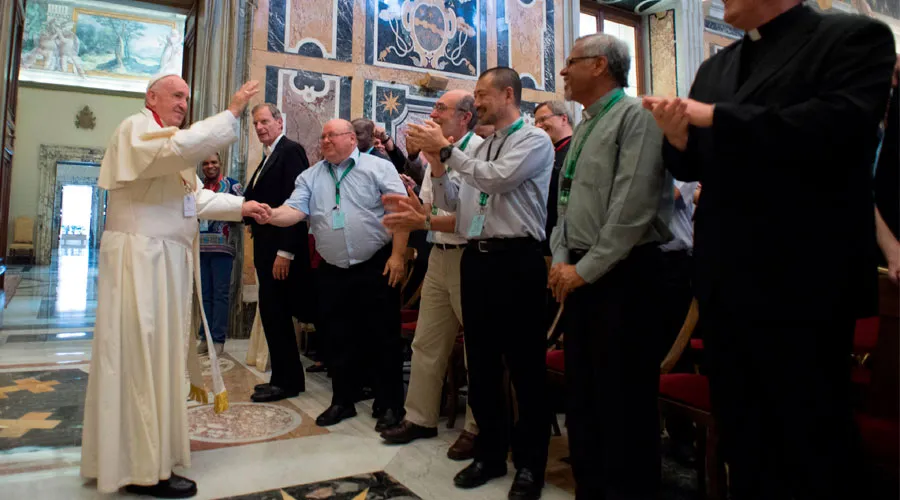 El Papa saluda a los miembros de la ROACO. Foto: Vatican Media