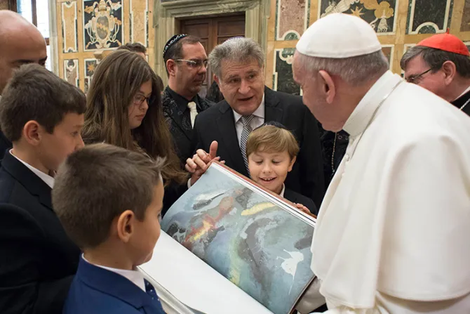 El Papa recibe nueva edición de la Torá de manos de su amigo rabino argentino
