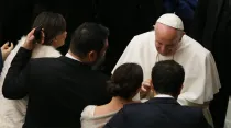 El Papa saluda a jóvenes recién casados. Foto: Daniel Ibáñez / ACI Prensa