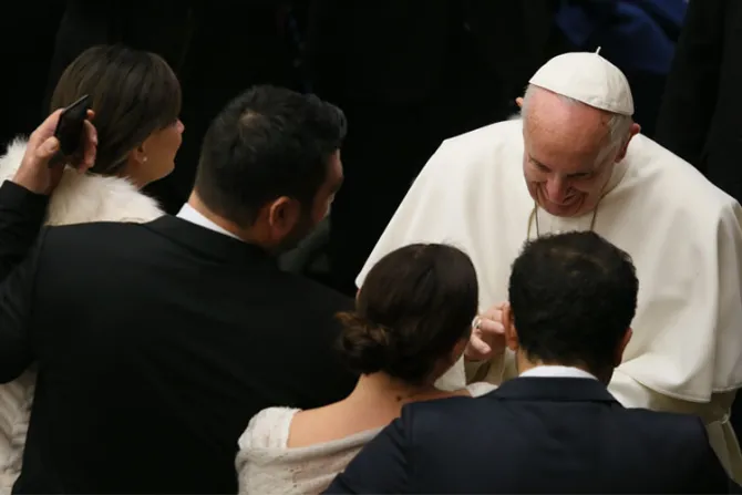 En este tiempo hace falta ser valiente para casarse, dice el Papa Francisco