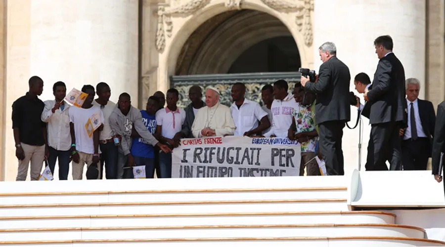 El Papa con un grupo de migrantes durante una audiencia en San Pedro. Foto: Daniel Ibáñez / ACI Prensa?w=200&h=150
