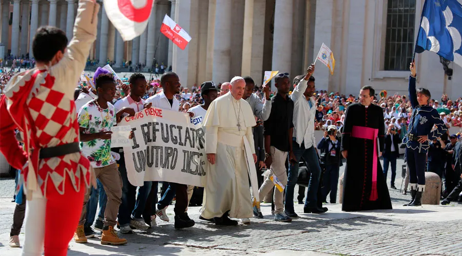 El Papa con un grupo de migrantes y refugiados en el Vaticano. Foto: Daniel Ibáñez / ACI Prensa