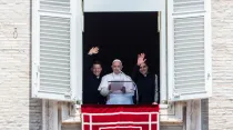 El Papa Francisco junto con dos de los nuevos sacerdotes. Foto: Daniel Ibáñez / ACI Prensa