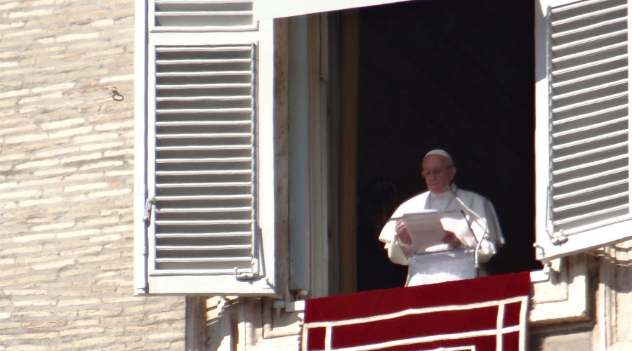 El Papa Francisco habla a los fieles congregados en el Vaticano. Foto: Miguel Pérez / ACI Prensa?w=200&h=150