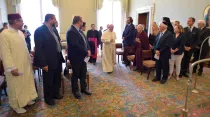 El Papa saluda a los miembros de la asociación. Foto: Vatican Media