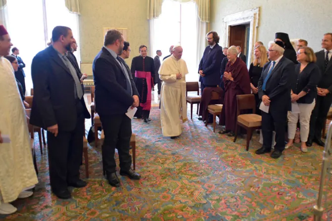 El diálogo entre religiones es una condición necesaria para la paz, afirma el Papa