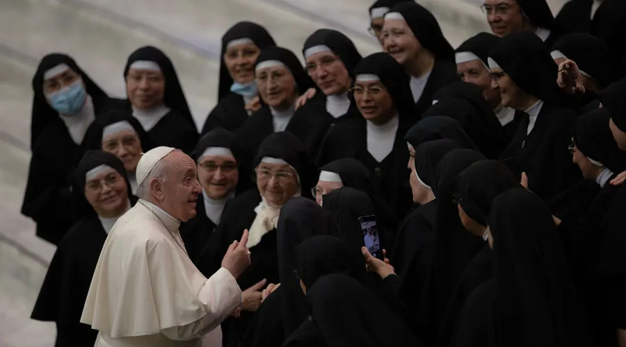 El Papa Francisco con un grupo de religiosas en el Vaticano. Crédito: Daniel Ibáñez / ACI Prensa
