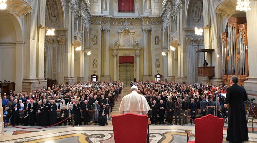 Vida consagrada empieza a corromperse en la falta de pobreza, alerta Papa Francisco