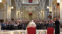 El Papa reza junto a los sacerdotes, religiosos y seminaristas. Foto: L'Osservatore Romano