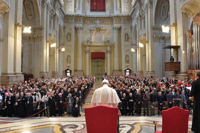 Vida consagrada empieza a corromperse en la falta de pobreza, alerta Papa Francisco