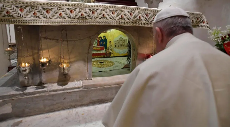 El Papa reza ante las reliquias de San Nicolás. Foto: Vatican Media