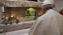 El Papa reza ante las reliquias de San Nicolu00e1s. Foto: Vatican Media