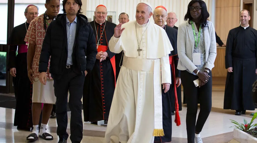 El Papa Francisco a su llegada a la reunión pre-sinodal. Foto: Daniel Ibáñez / ACI Prensa