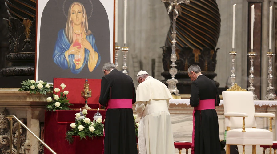 El Papa Francisco reza ante un ícono de la Virgen María en la Basílica de San Pedro. Foto: Daniel Ibáñez / ACI Prensa?w=200&h=150