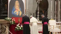El Papa Francisco reza ante un ícono de la Virgen María en la Basílica de San Pedro. Foto: Daniel Ibáñez / ACI Prensa