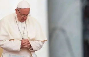El Papa Francisco rezando. Cru00e9dito: Daniel Ibu00e1u00f1ez / ACI Prensa 