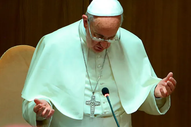 Papa Francisco pide a María consuelo para quienes sufren desastres naturales y conflictos
