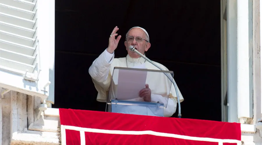 El Papa sorprende a los asistentes al Ángelus en el Vaticano con este regalo