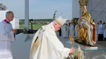 El Papa Francisco regalando la rosa a la Virgen Dolorosa. Créditos: Vatican Media