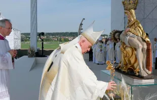 El Papa Francisco regalando la rosa a la Virgen Dolorosa. Créditos: Vatican Media 