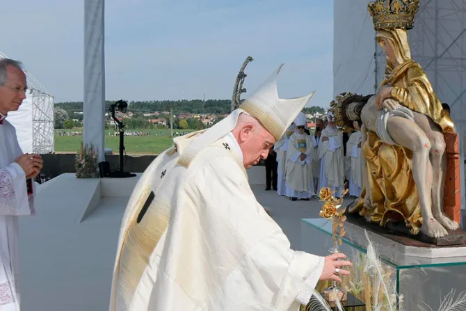 Papa Francisco deja "rosa de oro" ante la Virgen de los Dolores en Eslovaquia