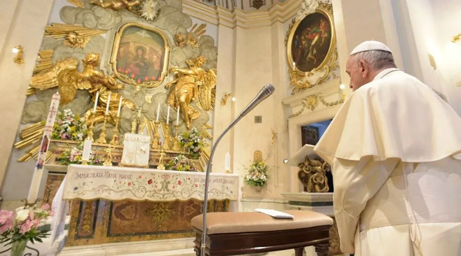 El Papa Francisco durante el rezo del Rosario. Foto: Vatican Media?w=200&h=150