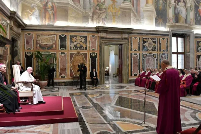 Los matrimonios unidos y fieles reflejan la semejanza de Dios, afirma el Papa