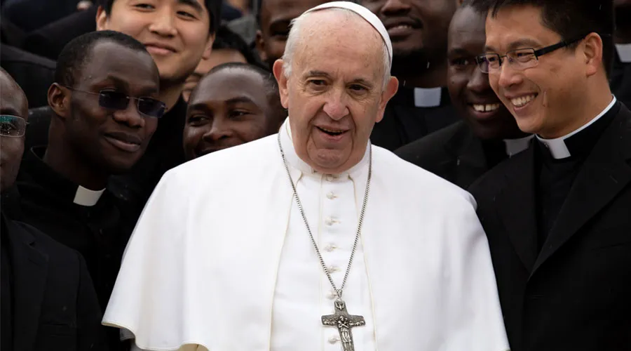 El Papa Francisco junto con un grupo de sacerdotes. Foto: Daniel Ibáñez / ACI Prensa?w=200&h=150