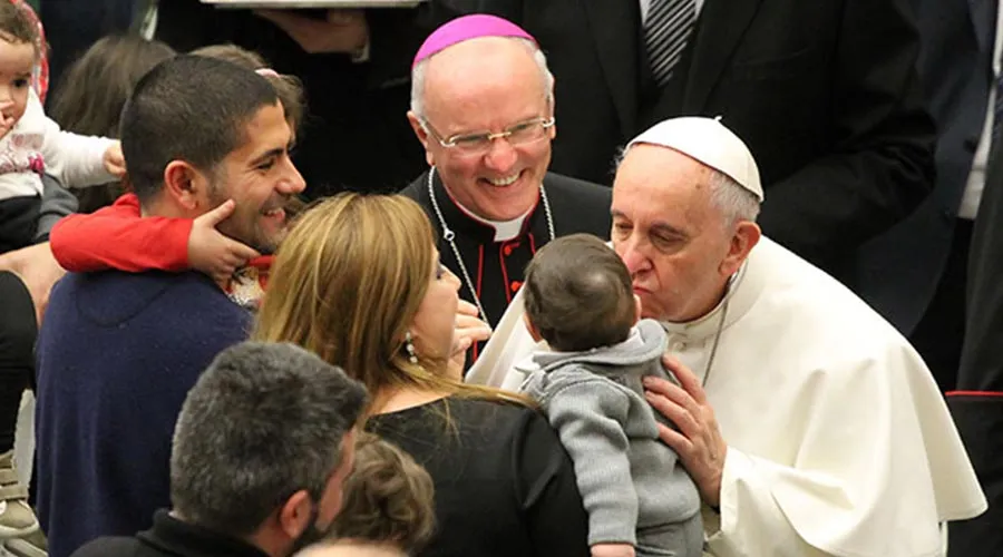 El Papa Francisco saluda a una familia en el Vaticano / Foto: Bohumil Petrik (ACI Prensa)