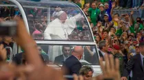 Foto : Papa Francisco saluda a peregrinos JMJ Rio 2013 / Crédito : Tumblr ACI Prensa