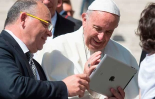 El Papa Francisco imparte la bendiciu00f3n por Skype a niu00f1os del Hospital de San Mateo_Lu00b4Osservatore Romano 
