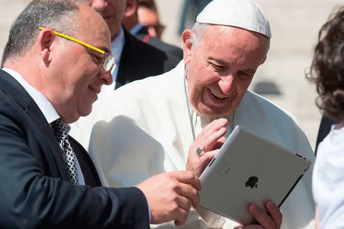 El Papa Francisco usa una tableta para conversar con niños enfermos de un hospital