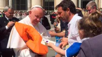 Papa Francisco recibe salvavidas de niña siria que murió en su travesía a Lesbos / Foto: ONG Proactiva Open Arms