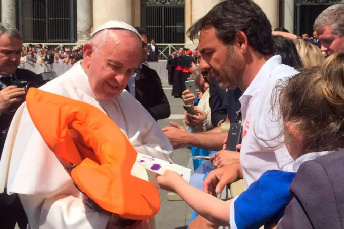 FOTOS: Papa Francisco recibe el regalo más triste de su pontificado