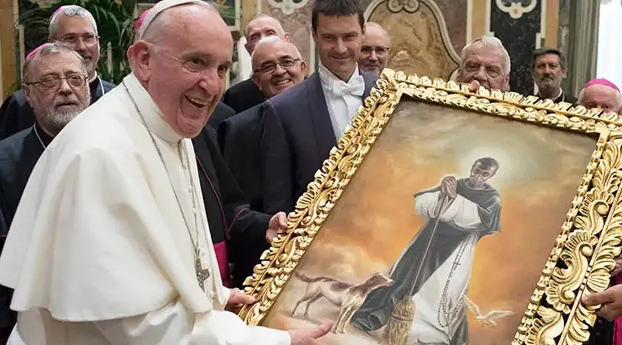 El Papa Francisco recibe un cuadro de San Martín de Porres, regalo de los obispos del Perú en 2017. Crédito: Vatican Media?w=200&h=150